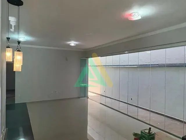 Casa 3 quartos e 2 banheiros, para alugar, no bairro Jardim Santa Mônica I em Mogi Guaçu