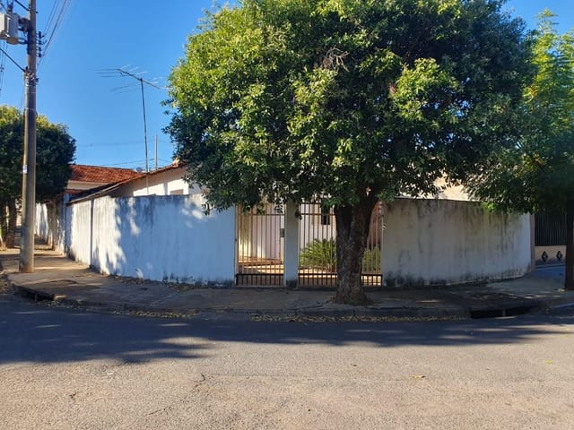 Casa com 233m² 3 quartos e 2 banheiros, à venda, no bairro Parque Residencial Laluce em Birigui