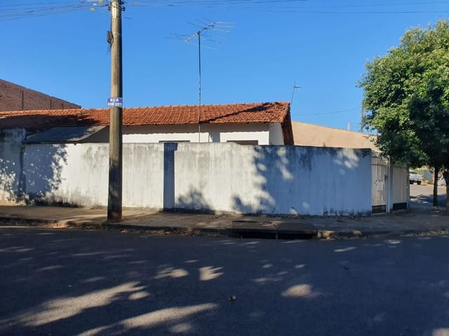 Casa com 233m² 3 quartos e 2 banheiros, à venda, no bairro Parque Residencial Laluce em Birigui
