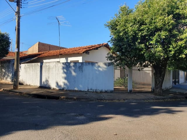 Casa com 233m² 3 quartos e 2 banheiros, à venda, no bairro Parque Residencial Laluce em Birigui