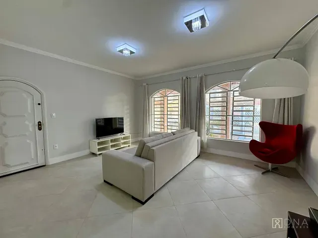 Casa com 300m² 3 quartos e 2 banheiros, para alugar, no bairro Jardim das Indústrias em São José dos Campos