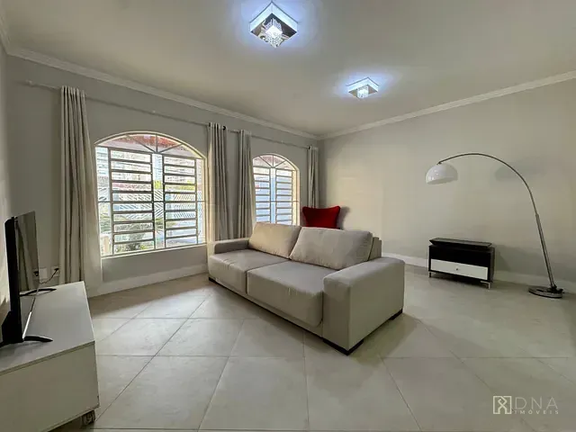 Casa com 300m² 3 quartos e 2 banheiros, para alugar, no bairro Jardim das Indústrias em São José dos Campos