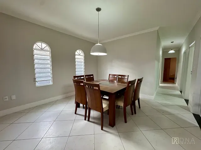 Casa com 300m² 3 quartos e 2 banheiros, para alugar, no bairro Jardim das Indústrias em São José dos Campos