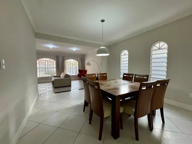 Casa com 300m² 3 quartos e 2 banheiros, para alugar, no bairro Jardim das Indústrias em São José dos Campos