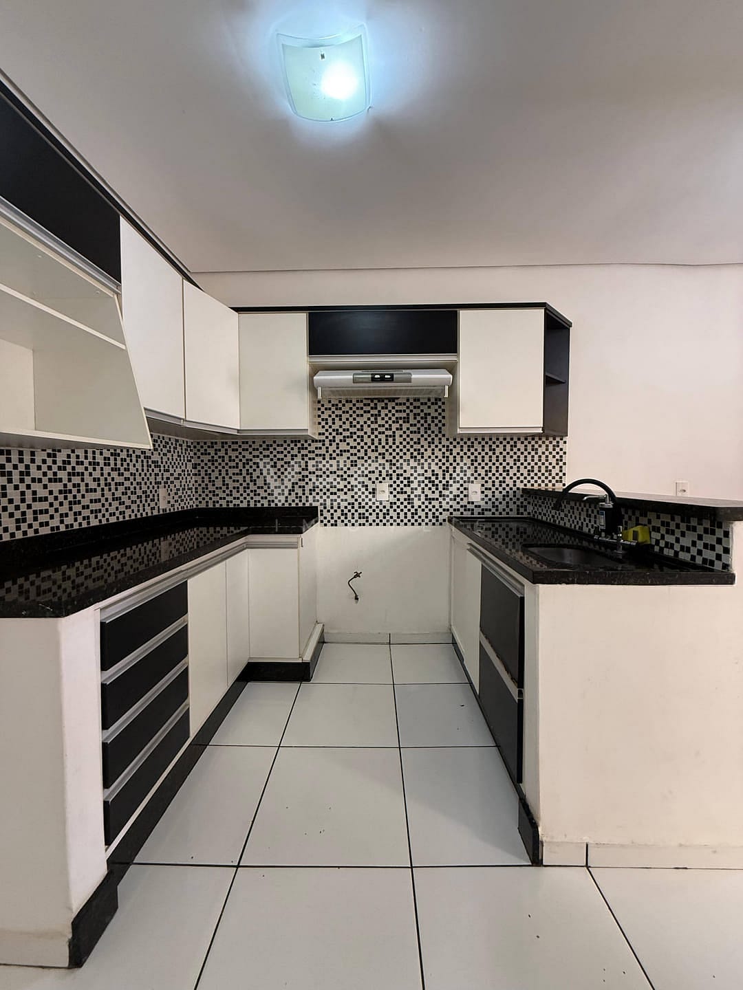 Casa à venda com 2 quartos, 80m² - Foto 1