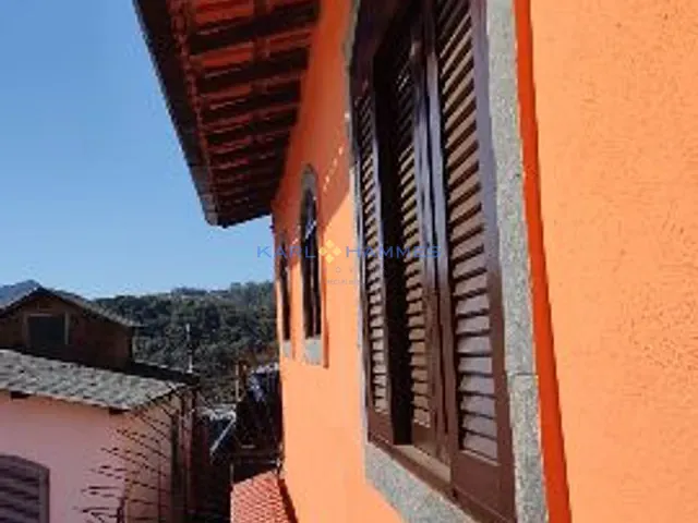 Casa 4 quartos e 2 banheiros, à venda, no bairro Valparaíso em Petrópolis