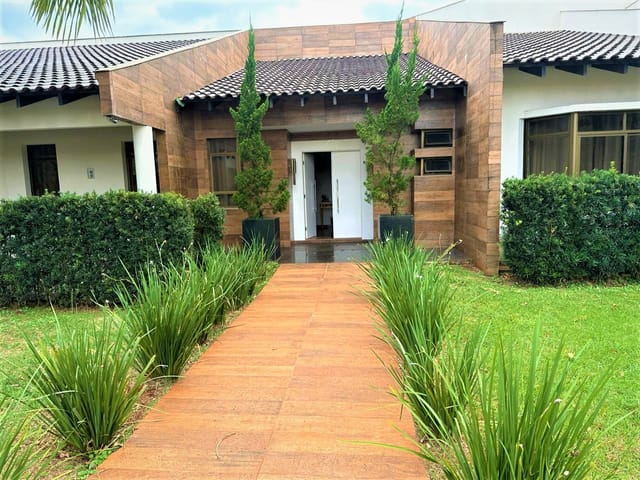 Foto do Casa - Casa de alto padrão térrea no Condomínio Tucanos, 600 m², 5 quartos, 3 suítes, 6 salas, área gourmet com churrasqueira e fogão a lenha, piscina aquecida. | Grupo Mitral Imóveis