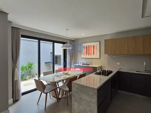 Casa 4 quartos e 3 banheiros, à venda, no bairro Xaxim em Curitiba