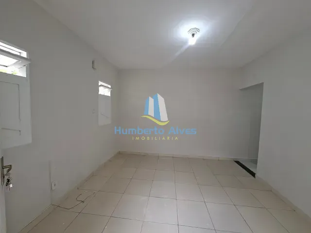 Casa 2 quartos e 1 banheiro, para alugar, no bairro Centro em Vitória da Conquista