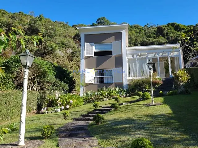 Casa com 1000m² 4 quartos e 2 banheiros, à venda, no bairro Castelanea em Petrópolis