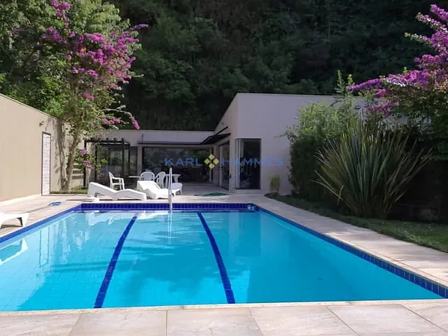 Casa com 1000m² 4 quartos e 2 banheiros, à venda, no bairro Castelanea em Petrópolis