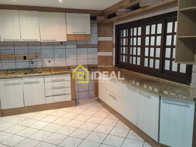 Casa 4 quartos e 4 banheiros, para alugar, no bairro Cinquentenário em Concórdia