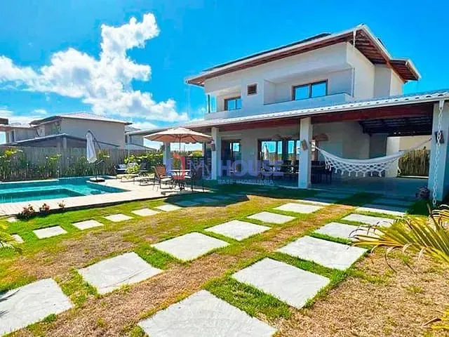 Casa com 450m² 5 quartos e 6 banheiros, à venda, no bairro Olivença em Ilhéus