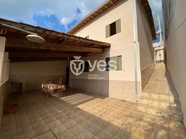 Casa com 275m² 3 quartos e 2 banheiros, à venda, no bairro Centro em Araxá
