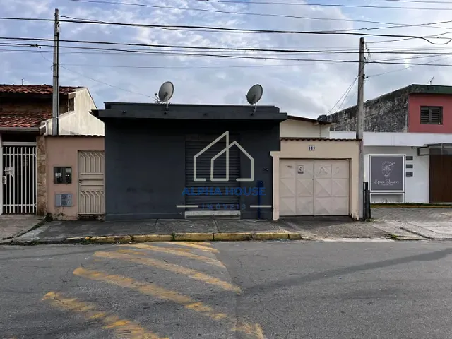 Casa com 300m² 2 quartos e 2 banheiros, à venda, no bairro Parque São Benedito em Pindamonhangaba