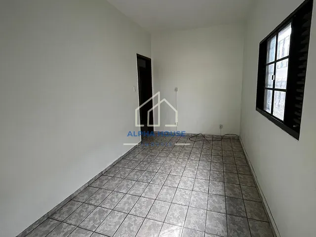 Casa com 300m² 2 quartos e 2 banheiros, à venda, no bairro Parque São Benedito em Pindamonhangaba