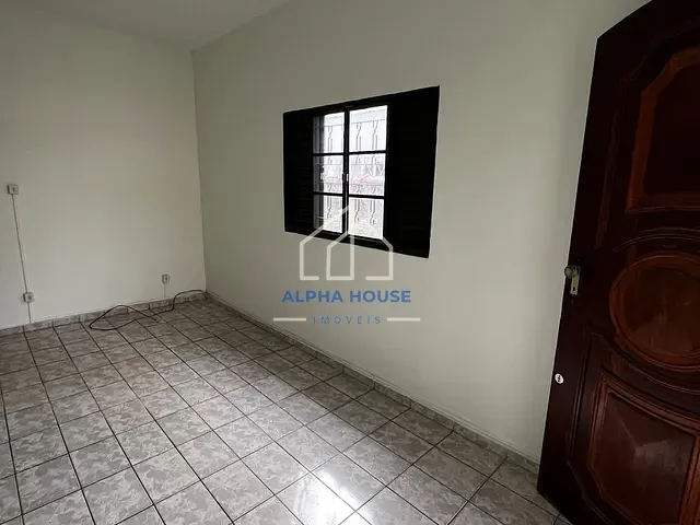Casa com 300m² 2 quartos e 2 banheiros, à venda, no bairro Parque São Benedito em Pindamonhangaba