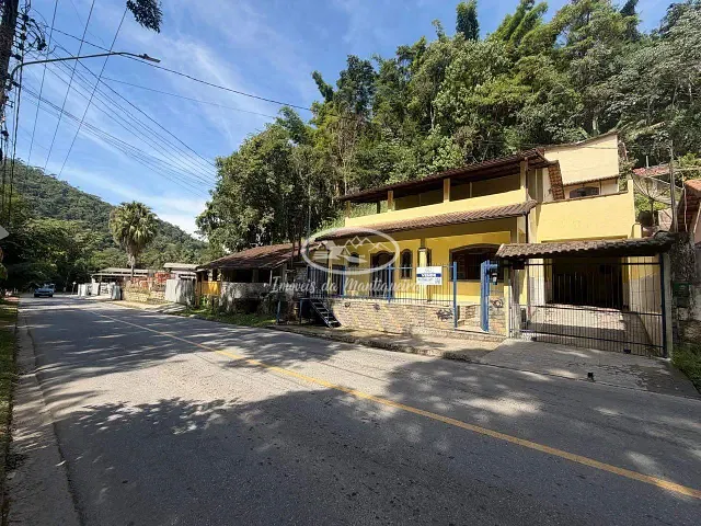Casa com 1000m² 4 quartos e 4 banheiros, à venda, no bairro Fazendinha (Penedo) em Itatiaia