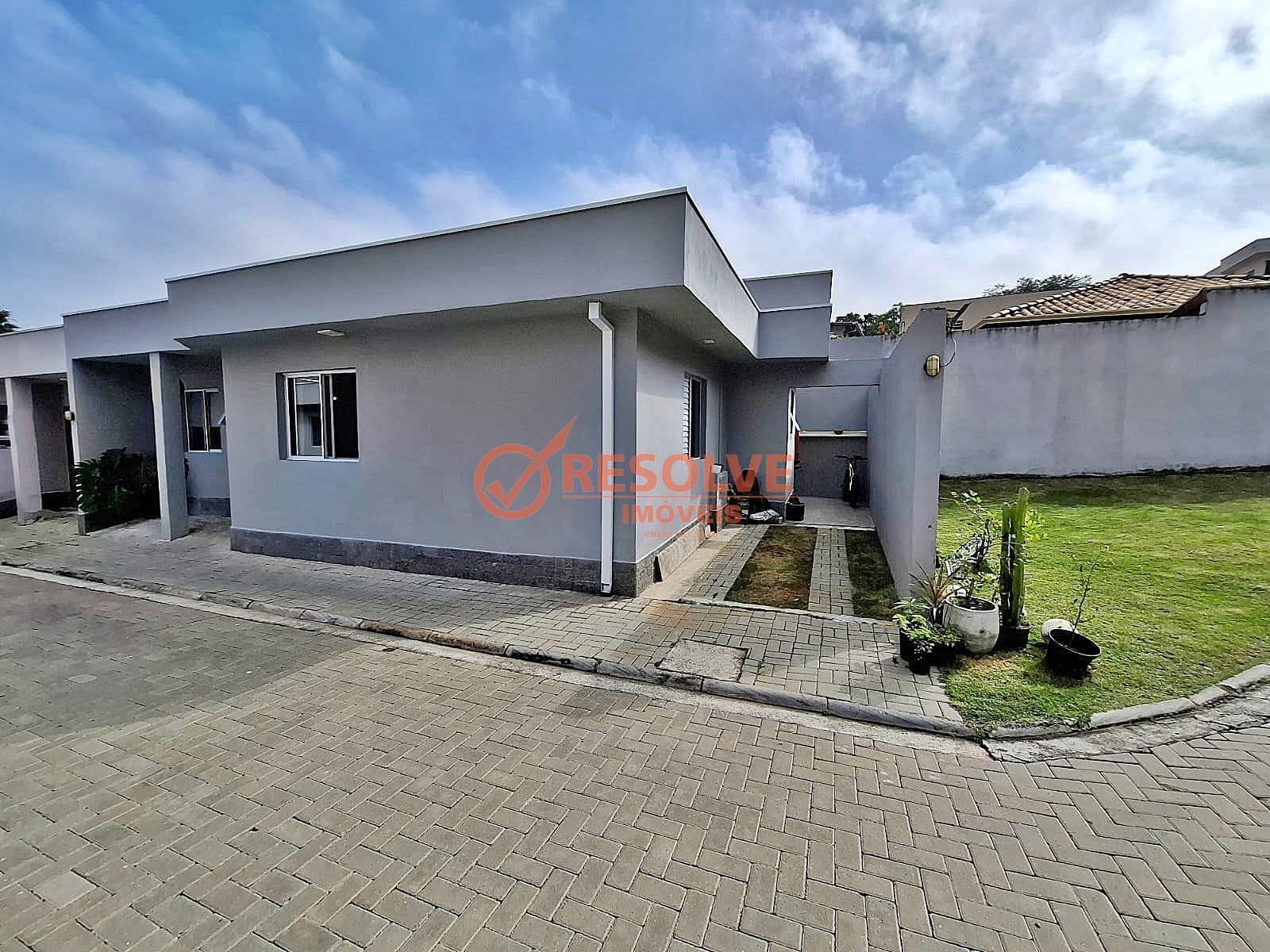 Casa à venda com 2 quartos, 64m² - Foto 1