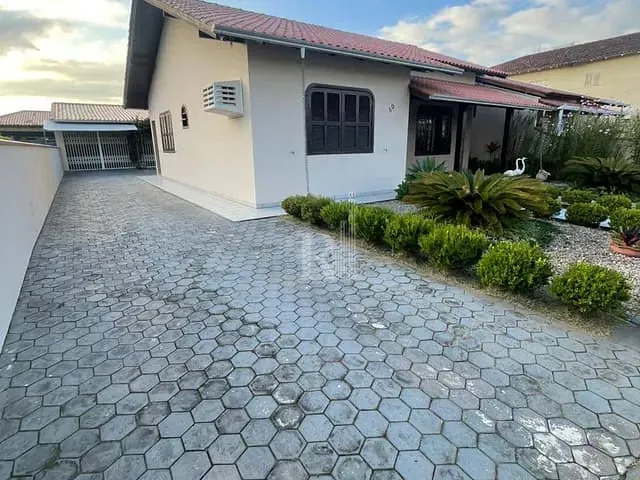 Casa 3 quartos e 2 banheiros, para alugar, no bairro Universitário em Tijucas