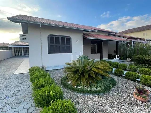 Casa 3 quartos e 2 banheiros, para alugar, no bairro Universitário em Tijucas