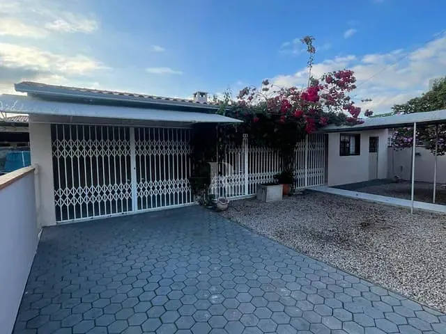 Casa 3 quartos e 2 banheiros, para alugar, no bairro Universitário em Tijucas