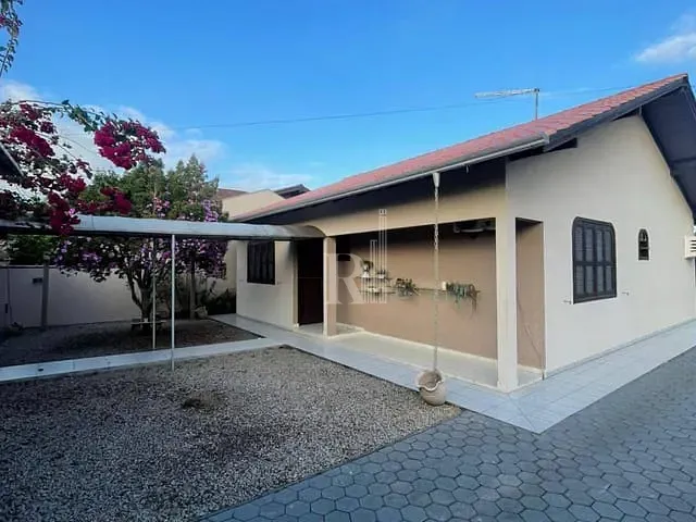 Casa 3 quartos e 2 banheiros, para alugar, no bairro Universitário em Tijucas