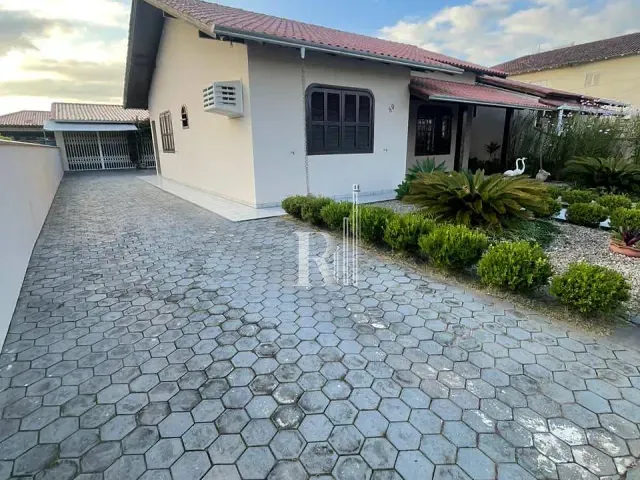 Casa 3 quartos e 2 banheiros, para alugar, no bairro Universitário em Tijucas