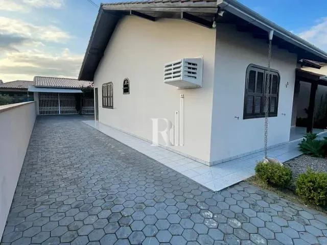Casa 3 quartos e 2 banheiros, para alugar, no bairro Universitário em Tijucas