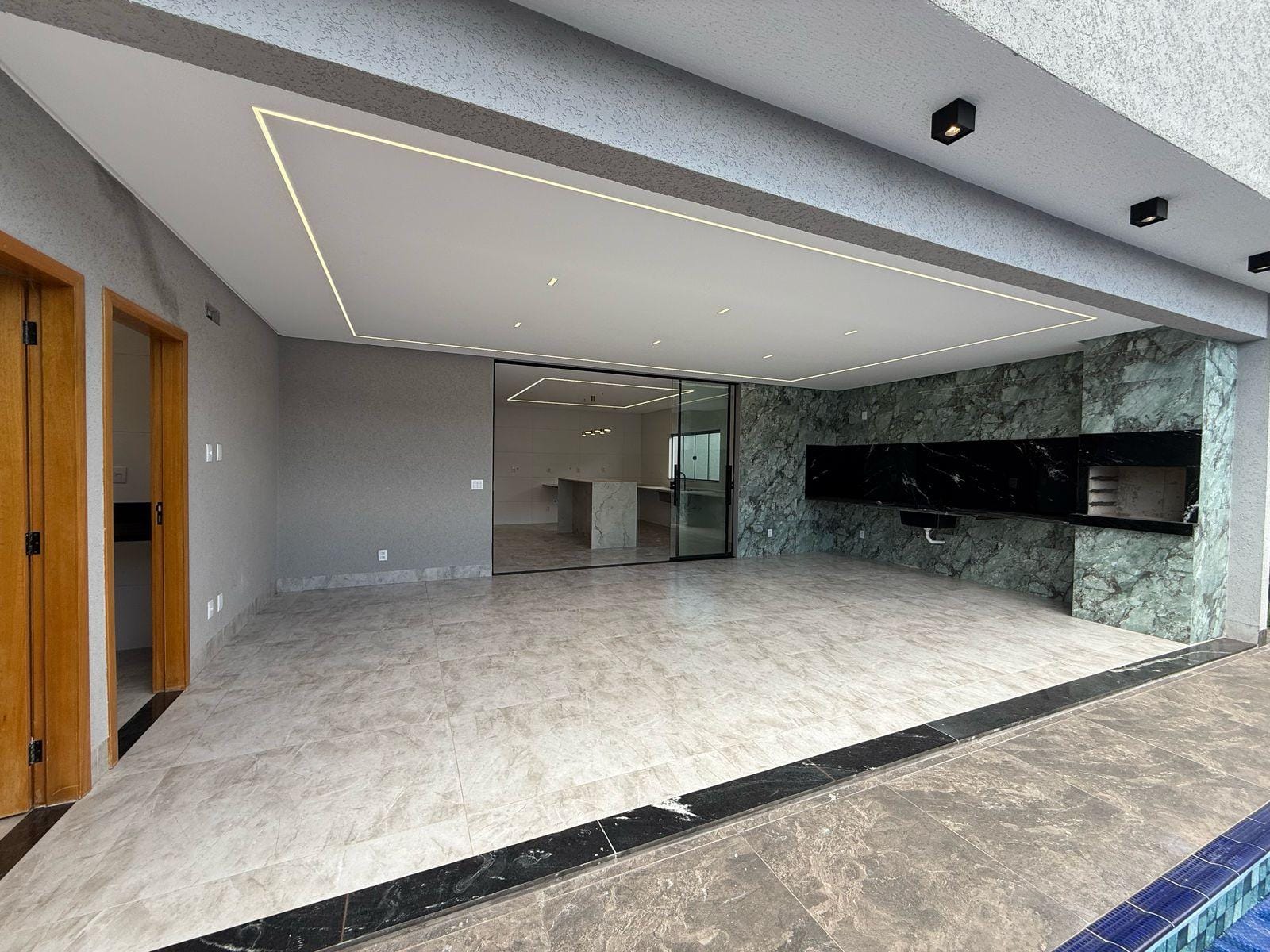 Casa à venda com 3 quartos, 210m² - Foto 2