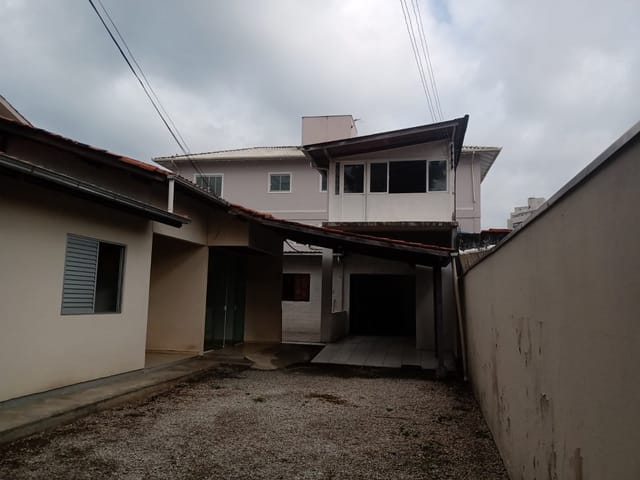 Casa 3 quartos e 2 banheiros, à venda, no bairro Centro em Palhoça