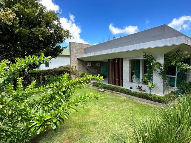 Foto do Casa - Casa à venda com 280m², 03 dormitórios com 03 suítes, escritório, arejada, energia solar, Km 02, Condomínio Santa Helena,, São Pedro, Camaragibe, PE. | Tânia Macêdo Imóveis