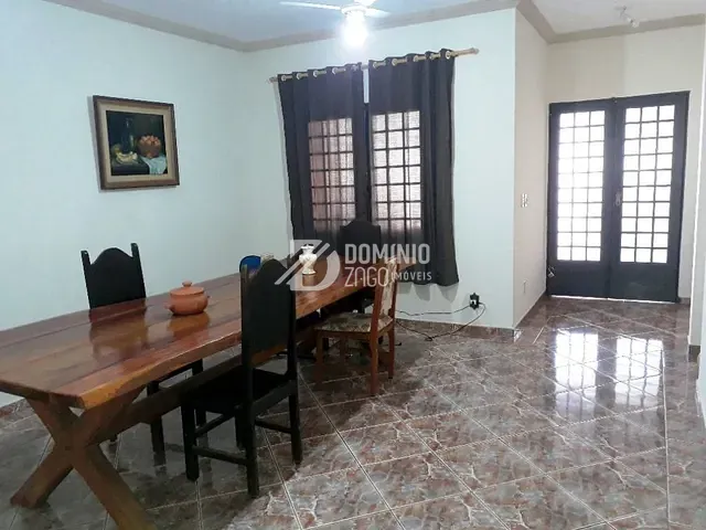 Casa com 480m² 5 quartos e 2 banheiros, à venda ou para alugar, no bairro Santa Maria em Uberaba