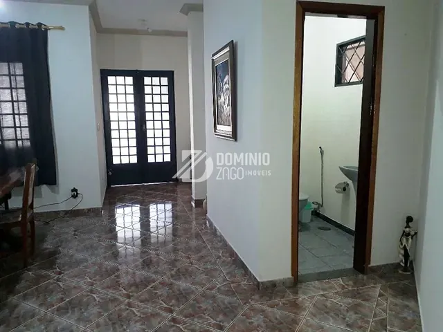 Casa com 480m² 5 quartos e 2 banheiros, à venda ou para alugar, no bairro Santa Maria em Uberaba
