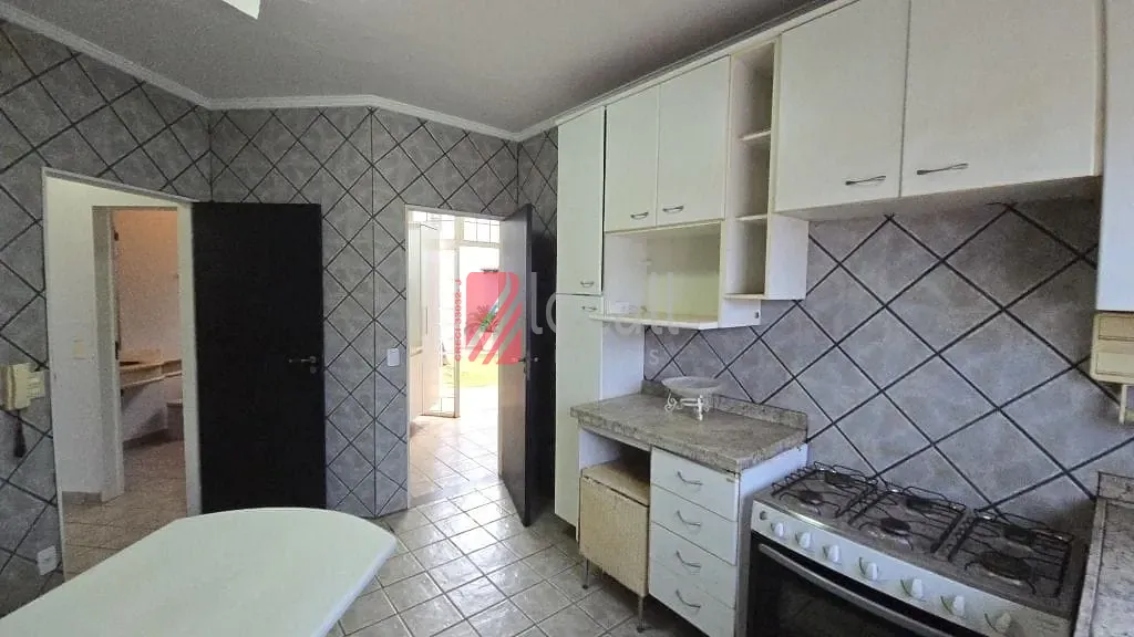 Casa com 3 quartos à venda, 300m² — foto 15 de 32