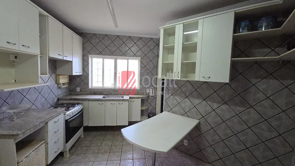 Casa com 3 quartos à venda, 300m² — foto 16 de 32