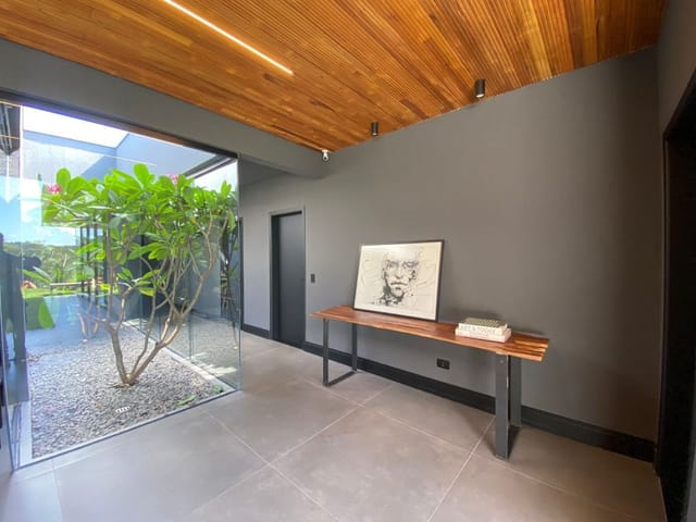 Casa com 2086m² 4 quartos e 5 banheiros, à venda, no bairro Esperança em Londrina