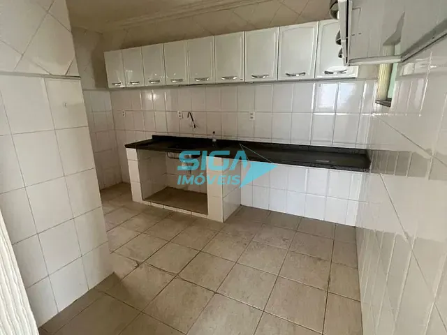Sobrado com 200m² 3 quartos e 1 banheiro, para alugar, no bairro Centro em Pouso Alegre