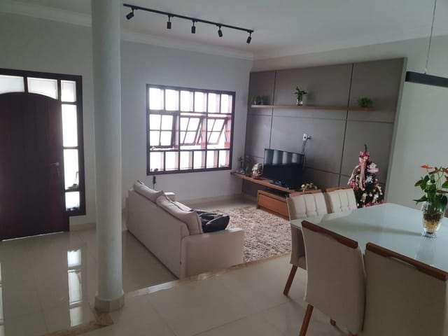 Casa com 296m² 4 quartos e 3 banheiros, à venda, no bairro Jardim Riviera em Franca