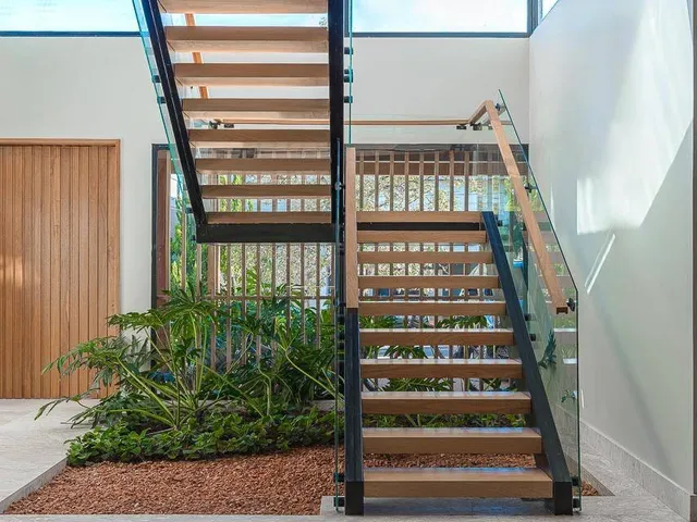 Casa com 700m² 4 quartos e 7 banheiros, à venda, no bairro Esperança em Londrina