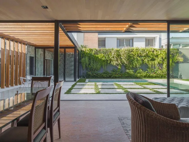 Casa com 700m² 4 quartos e 7 banheiros, à venda, no bairro Esperança em Londrina