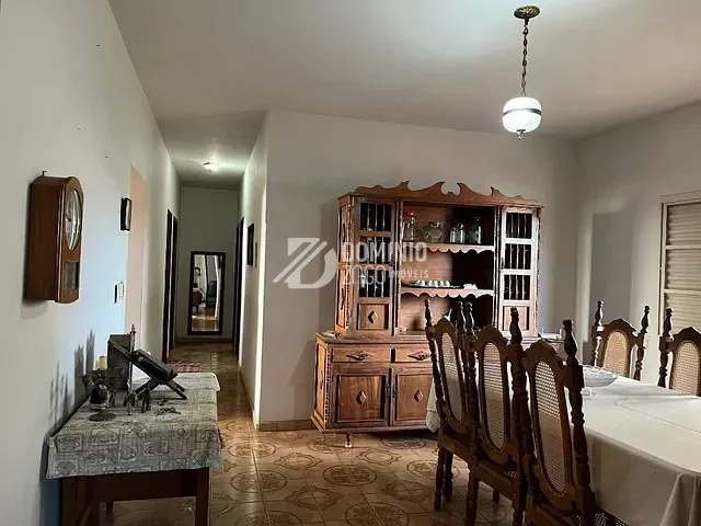 Casa com 307m² 5 quartos e 3 banheiros, à venda, no bairro Estados Unidos em Uberaba