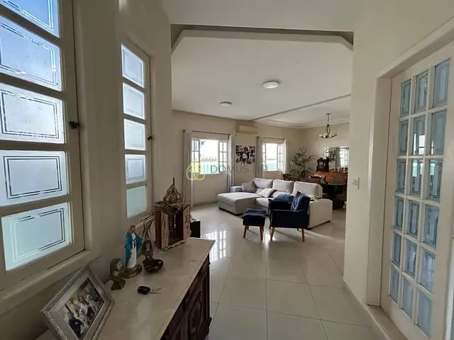 Casa com 720m² 4 quartos e 5 banheiros, à venda, no bairro Santa Rosa em Barra Mansa