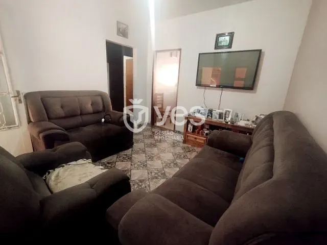 Casa com 300m² 2 quartos e 1 banheiro, à venda, no bairro Vila Fertiza em Araxá