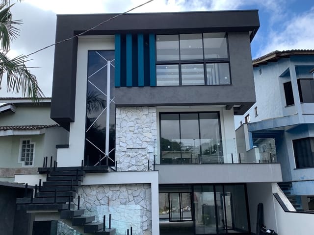 Casa com 300m² 4 quartos e 6 banheiros, à venda, no bairro Cidade Parquelandia em Mogi das Cruzes