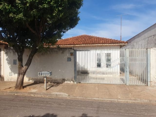Casa com 300m² 3 quartos e 2 banheiros, à venda, no bairro Residencial Jardim Santa Luzia em Birigui