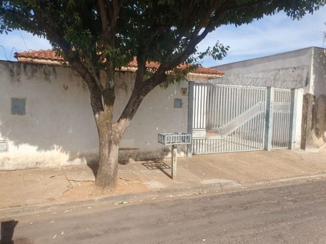Casa com 300m² 3 quartos e 2 banheiros, à venda, no bairro Residencial Jardim Santa Luzia em Birigui