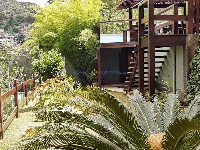 Casa com 1000m² 5 quartos e 2 banheiros, à venda, no bairro Duarte Silveira em Petrópolis