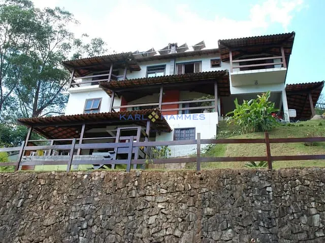 Casa com 1000m² 5 quartos e 2 banheiros, à venda, no bairro Duarte Silveira em Petrópolis