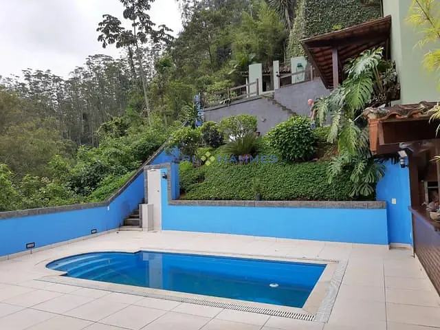 Casa com 1000m² 5 quartos e 2 banheiros, à venda, no bairro Duarte Silveira em Petrópolis